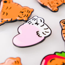 Load image into Gallery viewer, MUZIK TIGER Love White Tiger Shaped Smart Tok