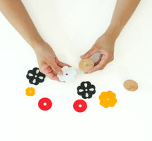 Load image into Gallery viewer, [ARTSOOMBI] MUSEUM IN HAND Korean Heritage &quot;Paengi&quot; Spinning Tops Kit
